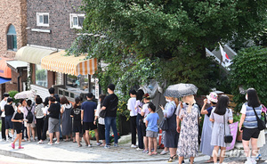 김밥 안 파는 &apos;우영우 김밥집&apos; 성황 왜?