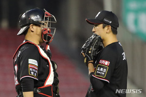 &apos;환상의 배터리&apos; 고영표 10승·장성우 3점포…KT, 한화에 5-1 승