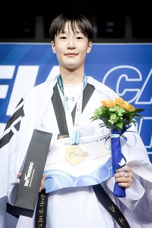 한국 태권도, 세계청소년선수권 남녀부 종합 선두 질주