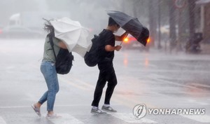 [날씨] 서울 남부·인천 등 밤사이 &apos;물폭탄&apos; 계속될듯…추가 피해 우려