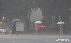 "지금 비는 예고편" 수도권, 내일(10일)까지 폭우…최대 250mm