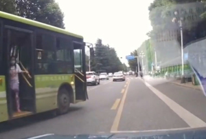 브레이크 풀린 시내버스 올라타 사고 막은 中경찰관(영상)