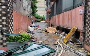 폭우로 서울 신림동 반지하 일가족 3명 사망…"방범창 뜯었지만"