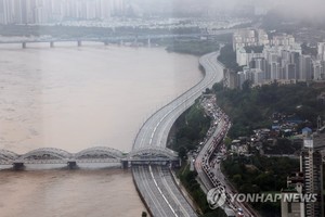 기록적 집중호우에 서울 한강 이남 저지대 침수 피해 잇따라…지하철 9호선 일부 구간 외 정상 운행, 버스 40여개 노선 차질