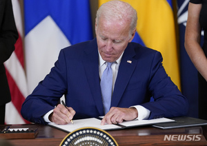 바이든 美 대통령, 핀란드·스웨덴 나토 가입 비준안 서명 [뉴시스Pic]