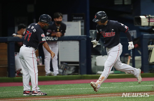 신용수·정훈 &apos;쾅쾅&apos;…롯데, 안우진 앞세운 키움 격파