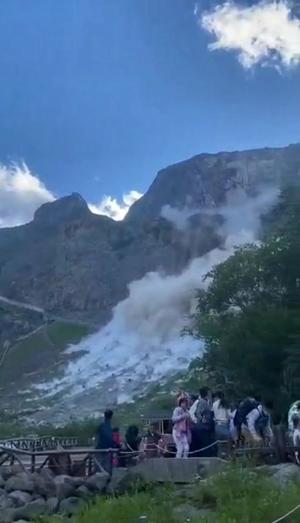 백두산서 대규모 산사태…혼비백산 관광객들 대피 소동