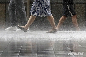 [날씨] 수도권 등 오후부터 시간당 최대 50㎜ &apos;폭우&apos;…내일 새벽 그쳐