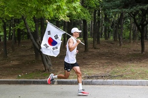 션, 광복절 기념 81.5㎞ 완주…10억 기부금 전달