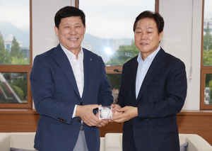 허구연 KBO 총재, 경남 야구장 인프라 개선 요청