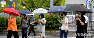 [내일 날씨] 오후 전국 빗방울…체감온도 33도 무더위