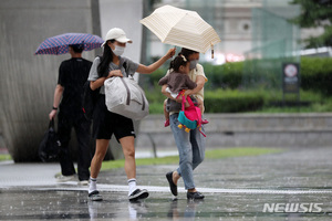 [오늘 날씨] 전국 흐리고 곳곳 비…충청·전북 시간당 30㎜