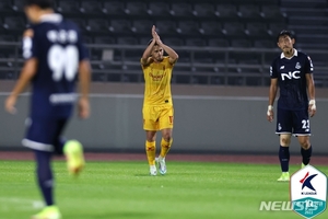 &apos;헤이스 멀티골&apos; 광주, 이랜드에 4-0 완승…10경기 무패 행진