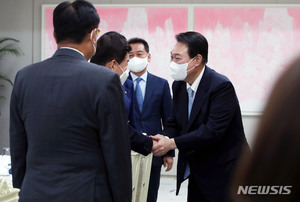 윤석열, 김진표 의장 건의 수용…문재인 사저 경호 확대 300m 내 시위금지