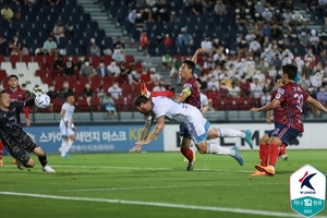 &apos;마틴 아담 멀티골&apos; K리그1 선두 울산, 김천에 2-1 역전승…전북과 승점 9점 차(종합)