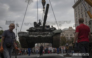 우크라이나 전쟁 6개월… 수도 키이우에 전시된 러시아군 전차 [뉴시스Pic]