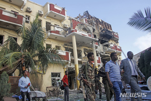 이슬람 단체, 모가디슈 호텔 30시간 장악… 21명 사망·117명 부상 [뉴시스Pic]