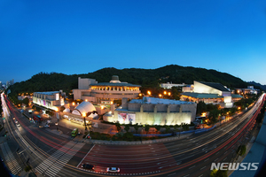 예술의전당 야외광장서 &apos;애술인축제&apos;…깜짝 클래식 버스킹도