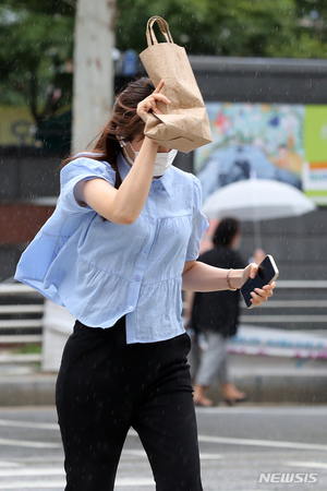 [내일 날씨] 오후 중부지방 약한 비…무더위 주춤