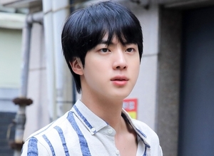 ″Gracious Prince Jin″ 방탄소년단 진, 팬심을 사르르 녹이는 자상한 모습