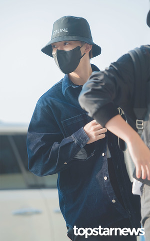 [HD포토] 엔시티(NCT) 재민, ‘경호원과 화기애애’ (김포공항 출국)