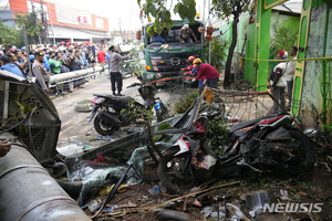 印尼서 트럭, 학교앞 버스 정류장 덮쳐 초등생 10명 사망 10명 부상