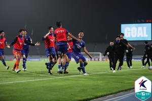 &apos;이상민 극장골&apos; K리그2 충남아산, 경남 2-1 꺾고 5위 도약