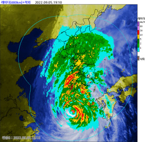 11호 태풍 힌남노, 이동속도 더 빨라져 서귀포 240㎞ 근접…현재 중심기압 935hPa, 최대풍속 49㎧