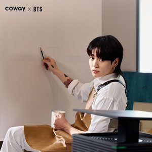 방탄소년단 정국 &apos;코웨이&apos; 온화한 &apos;꽃미남 화가&apos; 변신→커피향처럼 부드러운 미소X순정 만화 &apos;남주 아우라&apos;