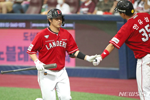 SSG 최정, 역대 3번째 7년 연속 20홈런…9회 극적 동점포