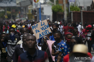 아이티에서 총리퇴진 시위 재개..수천명이 수도 도로 차단