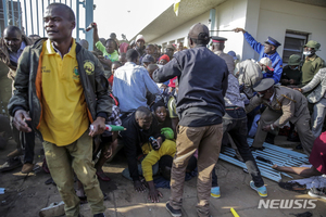 케냐 대통령 취임식장에 지지자들 몰려 수백명 깔리며 부상