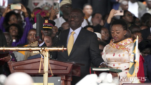 루토 케냐대통령 취임…취임식장에 지지자 몰려 수백명 부상(종합)