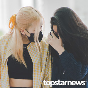 [HD포토] 블랙핑크(BLACKPINK) 로제-제니, ‘제니 걱정해주는 채영이’…‘무슨 일이야?’ (인천공항출국패션)