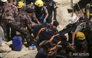 요르단서 4층 건물 원인모를 붕괴...최소 9명 사망