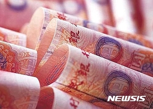 [올댓차이나] 중국 위안화, 1달러=7위안대로 하락..."2년2개월 만에"