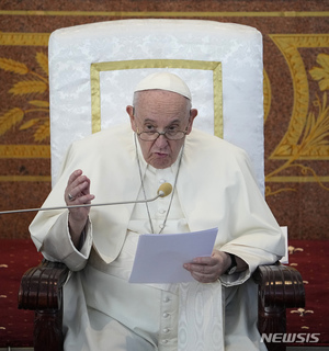 교황 "우크라 무기 지원, 정치적 결정…도덕적으로 용납 가능"