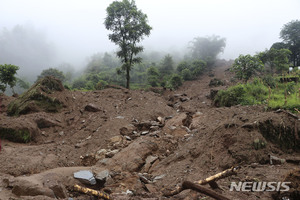 네팔 서부서 폭우로 인한 산사태로 17명 사망·5명 실종