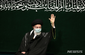 NYT "이란 최고지도자 하메네이 중병"…이란 &apos;건재&apos; 사진 공개