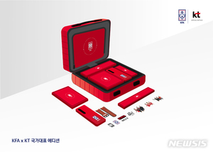 KT, &apos;폴드4 축구 국대 에디션&apos; 단독 출시…50대 한정 판매