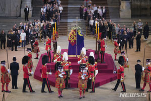 英여왕 &apos;세기의 장례식&apos;, 세계 정상·왕족만 500여명…시진핑·푸틴은 불참