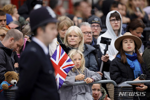 英 엘리자베스 2세 여왕 장례식…경제·정치 위기 잠시 잊은 영국인들
