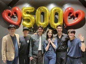 &apos;공조2&apos;, 누적 관객수 500만명 돌파…&apos;탑건&apos;보다 빠르다