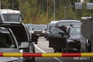 핀란드 국경으로 몰리는 러 탈출 차량…핀란드 "러시아인 입국 제한"