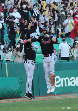 &apos;김민성 결승 만루포&apos; 2위 LG, 선두 SSG 제압…다시 3.5경기차