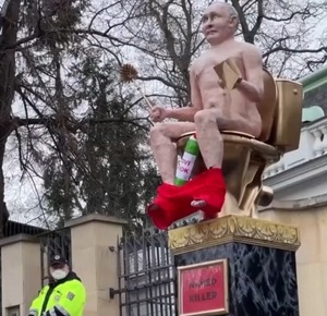 &apos;벌거벗은 살인마&apos;…황금 변기에 앉아있는 푸틴 조각상 경매에 나와