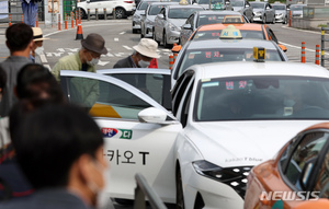 정부, 심야 택시 승차난에 호출료 인상키로…내달 초 대책