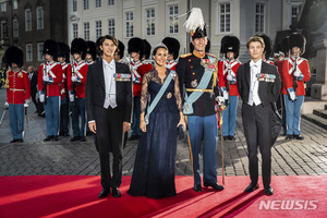 덴마크 여왕, 손주 4명 왕실 직함 박탈…친모 "속상하고 충격적"