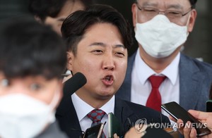 이준석, 친윤석열계 &apos;휴전선위 악당들&apos; 북한에 비유하며 "집단적 폭력"