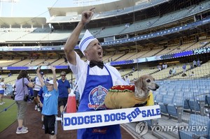 명물 핫도그 &apos;다저독&apos;도 한국 찾나…MLB 서울시리즈서 판매 추진